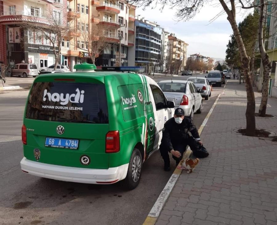 AKSARAY POLİSİNDEN SOKAK HAYVANLARINA YAKIN İLGİ.