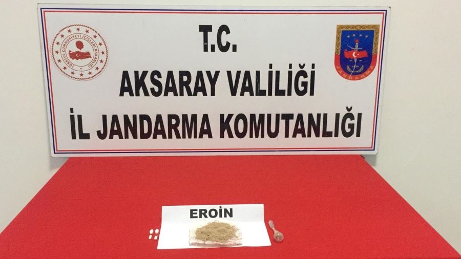 AKSARAY JANDARMASI YOL KONTROLÜNDE ESKİLDE EROİN ELE GEÇİRDİ.