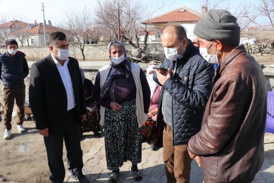 AKSARAY VALİSİ AYDOĞDU KAZADA KOYUNLARINI KAYBEDEN AİLEYİ ARADI VE YARDIM SÖZÜ VERDİ.