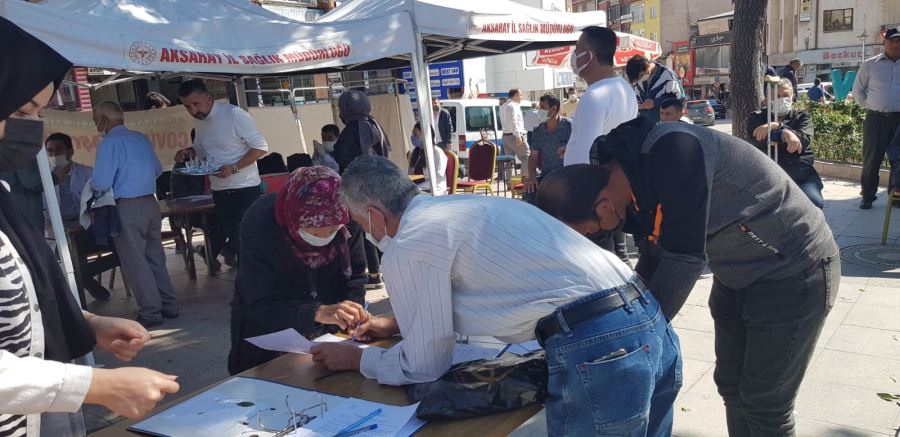 AKSARAY SAĞLIK İL MÜDÜRLÜĞÜNÜN MEYDANDAKİ AŞI ÇADIRINA İLGİ BÜYÜK.!