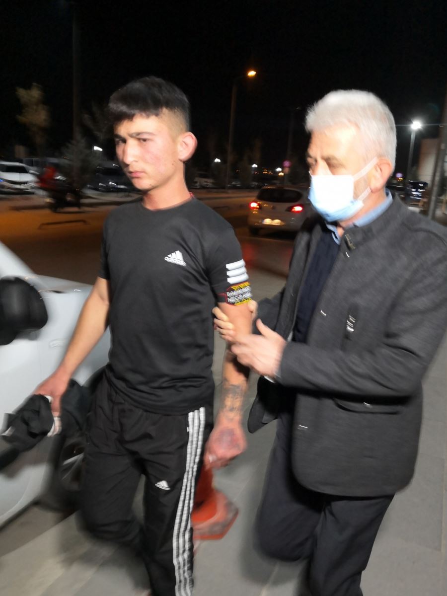 YOLDAN GEÇEN GENÇTEN PARA İSTEDİ.VERMEYİNCE BIÇAKLADI.!