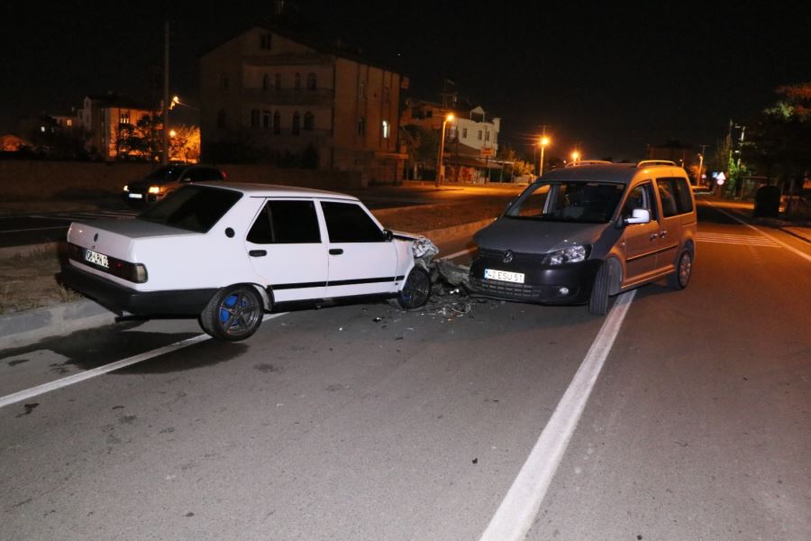 AKSARAY ARATOLDA 2 ARAÇ ÇARPIŞTI. 1 KİŞİ YARALANDI. SÜRÜCÜLERDEN BİRİSİ ALKOLLÜ ÇIKTI.!