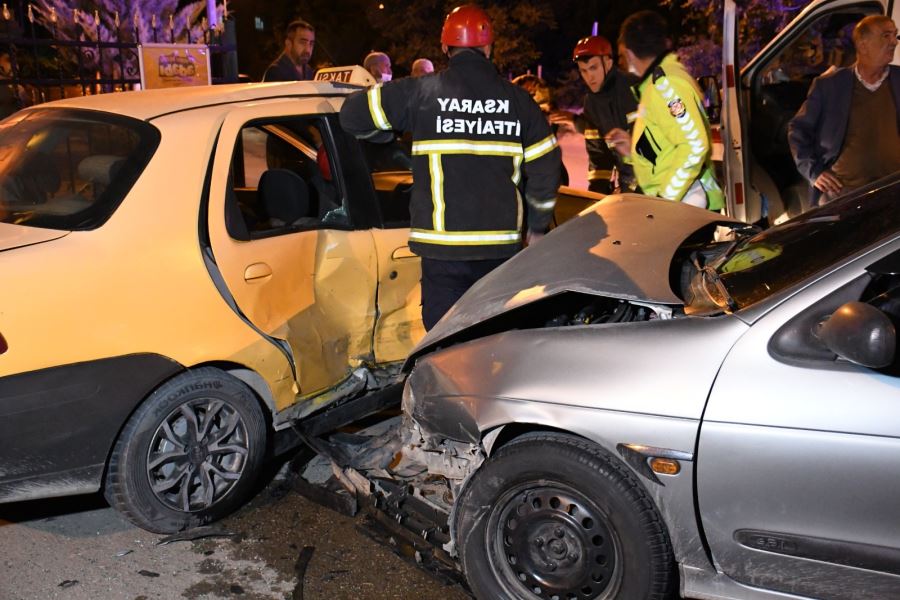 68 PLAKALI 2 ARAÇ ÇARPIŞTI. 3 KİŞİ YARALANDI.!