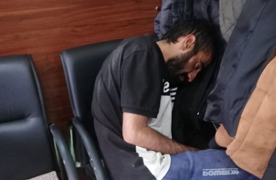 SOKAKTA YAŞAYAN  ADAM BERBERDE UYUYAKALDI.!
