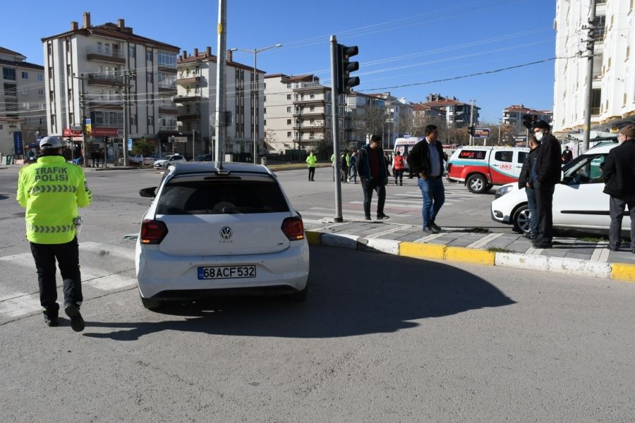 HASTA TAŞIYAN AMBÜLANSLA  ÇARPIŞAN ARABANIN SÜRÜCÜSÜ YARALANDI.!