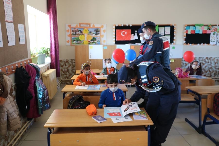 AKSARAY JANDARMASI AKİN KÖYÜNDE  OKULLARDA COVİD DENETİMİ YAPTI.