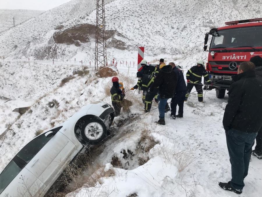 AKSARAY-GÜLAĞAÇ YOLUNDA ARACI UÇURUMDAN KAYA KURTARDI.
