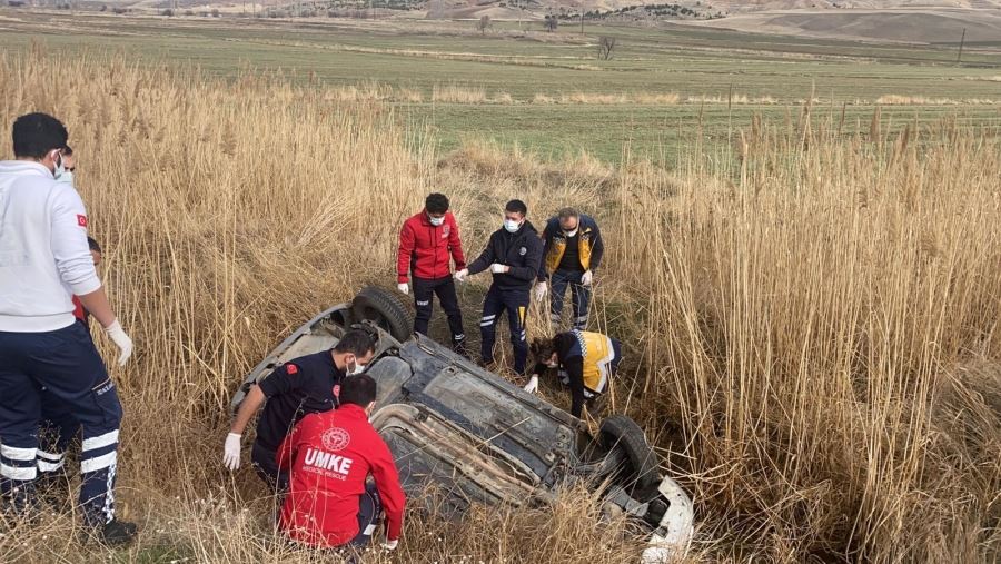 AKSARAY-ANKARA KARAYOLUNDA OTOMOBİL SULAMA KANALINA DÜŞTÜ .1 KİŞİ HAYATINI KAYBETTİ.