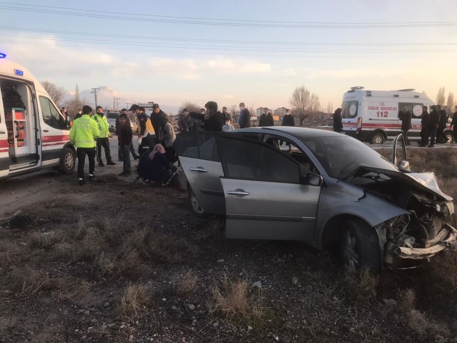 AKSARAY MEHMET AKİF ERSOY MAHALLESİNDE  İKİ OTOMOBİL ÇARPIŞTI: 6 YARALI