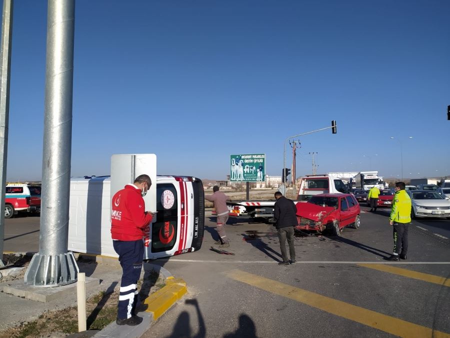 AKSARAY OTOGAR KAVŞAĞINDA TRAFİK KAZASI. 5 KİŞİ YARALANDI.