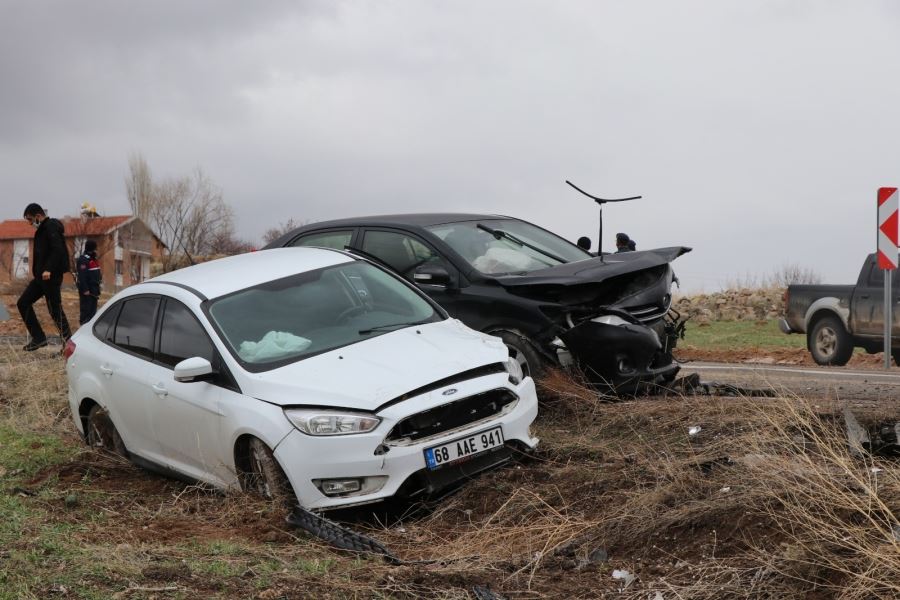 AKSARAY GÜZELYURT-SELİME KAVŞAĞINDA İKİ OTOMOBİL ÇARPIŞTI: 5 YARALI