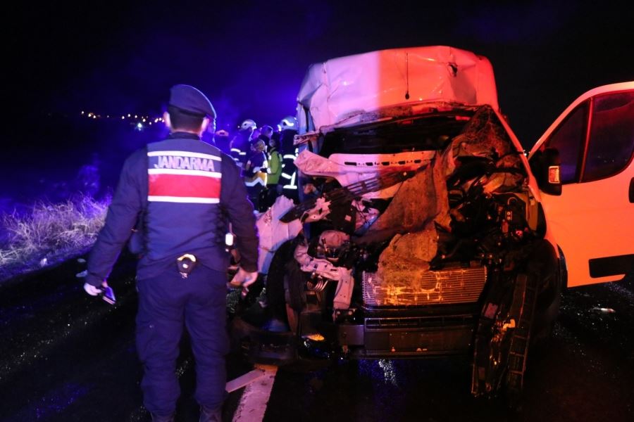 AKSARAY-ANKARA KARAYOLUNDA TRAFİK KAZASI 1 KİŞİ HAYATINI KAYBETTİ. 1 AĞIR YARALI.