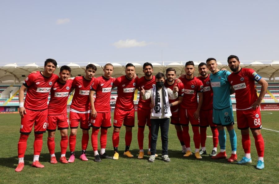 AKSARAYSPOR TARAFTARI DOWN SENDROMLU ÇOCUĞA SÜRPRİZ.
