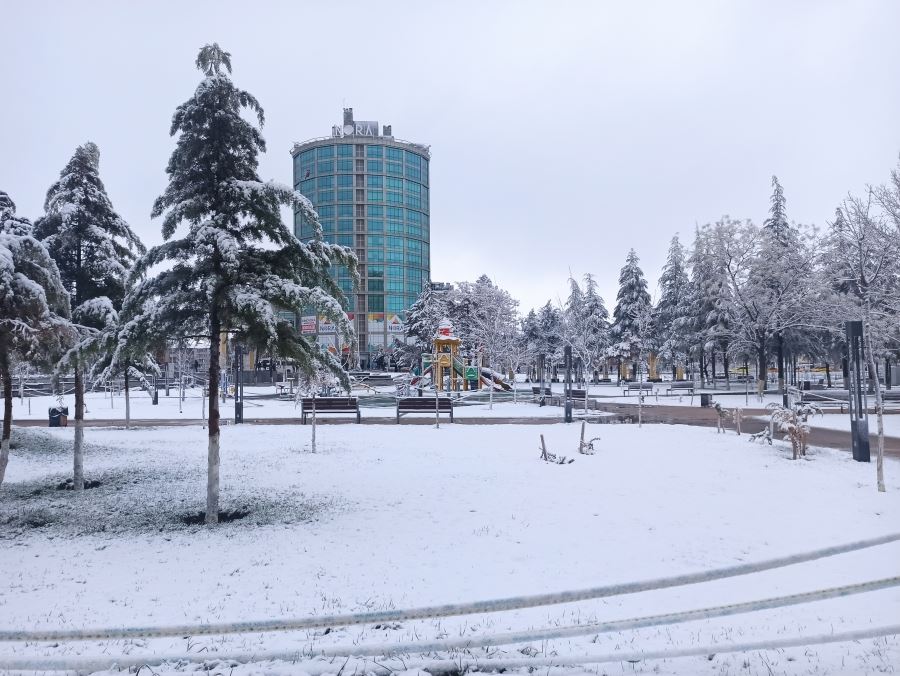 AKSARAYA KAR YAĞMASI VATANDAŞLARI SEVİNDİRDİ.