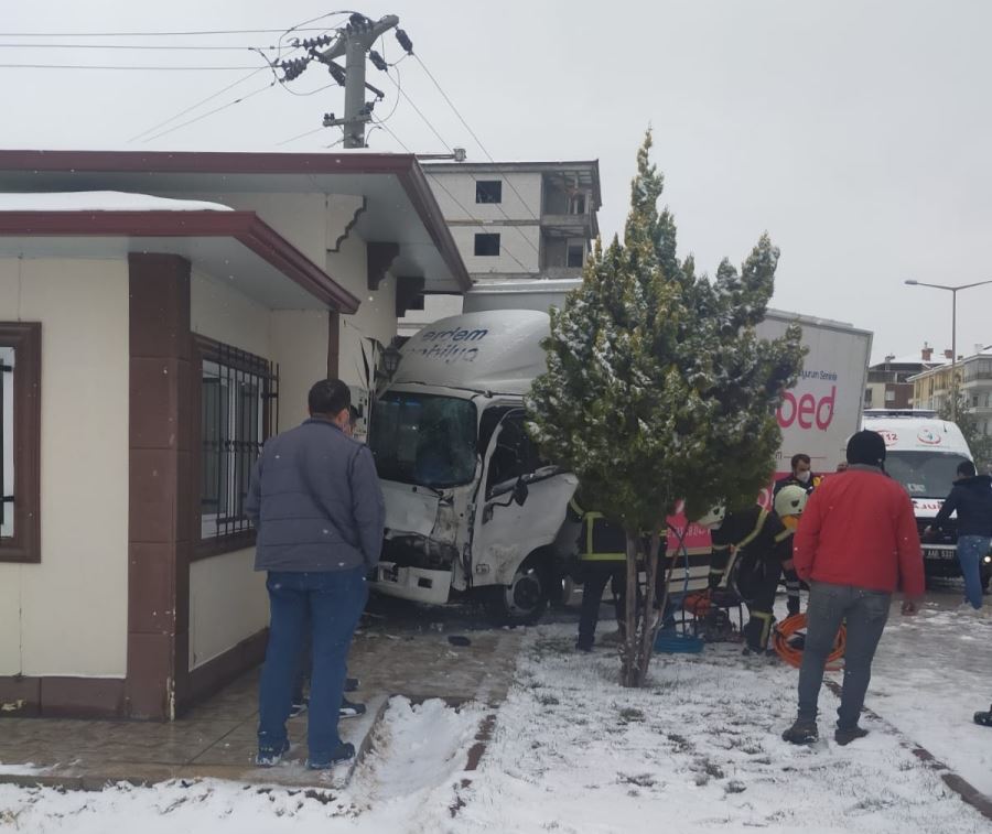 AKSARAYDA MİNİBÜS İLE ÇARPIŞAN KAMYONET MUHTARLIK OFİSİNE DALDI. 4 KİŞİ YARALANDI.