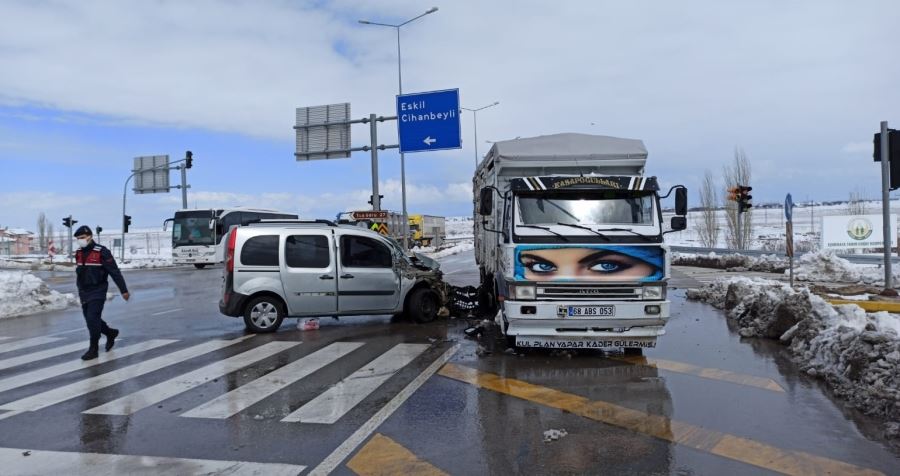 AKSARAY - KONYA KARAYOLUNDA KAMYONET İLE OTOMOBİL ÇARPIŞTI: 3 YARALI