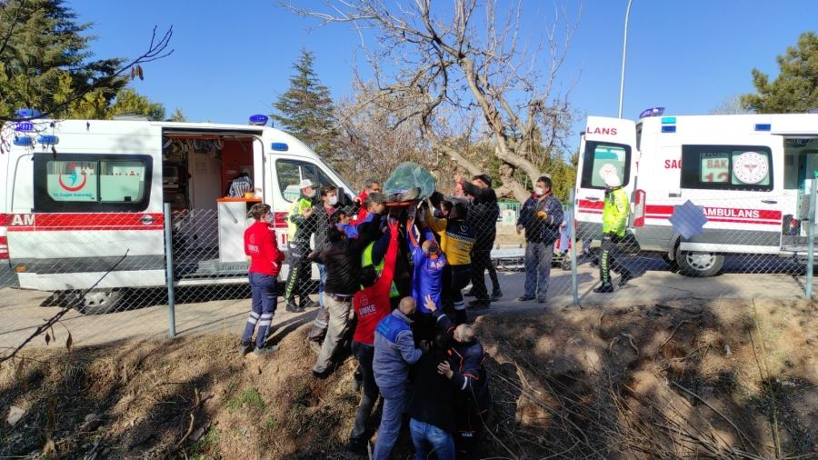 AKSARAY BAHÇELİ MAHALLESİNDE TRAKTÖR SULAMA KANALINA DÜŞTÜ. 1 YARALI VAR.