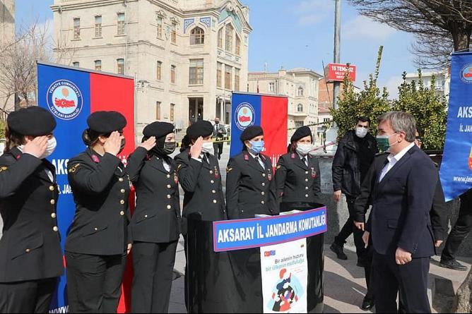 AKSARAY VALİSİ AYDOĞDU KADIN PERSONELE KARANFİL DAĞITTI.