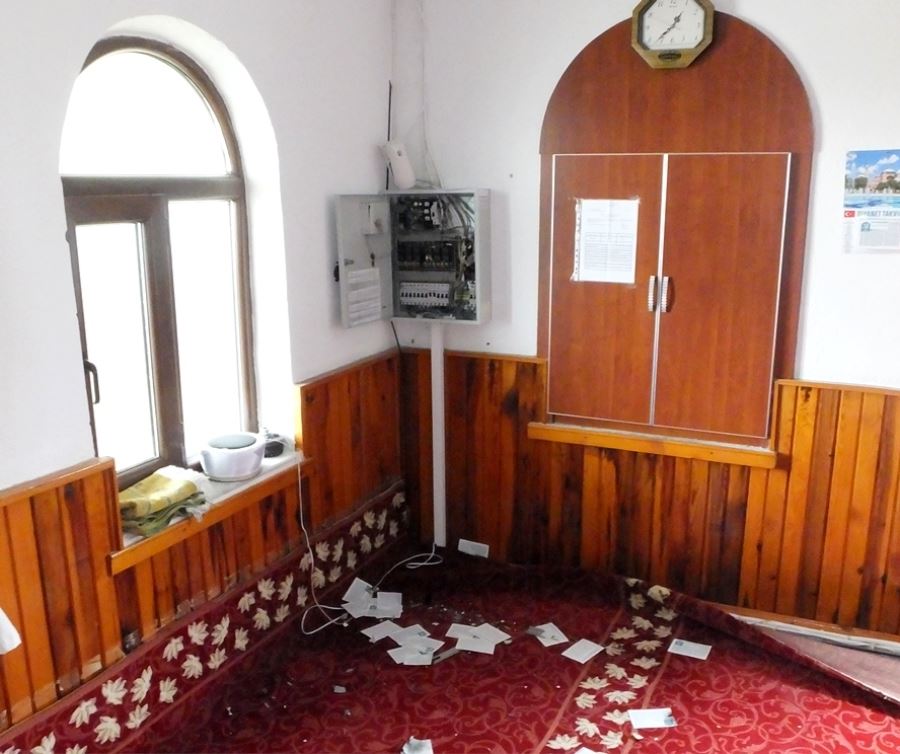 AKSARAY SULTANHANI İLÇESİNDE YILDIRIM DÜŞEN CAMİDE MADDİ HASAR OLUŞTU.BAZI EVLERDE ELEKTİRİKLİ CİHAZLAR YANDI.