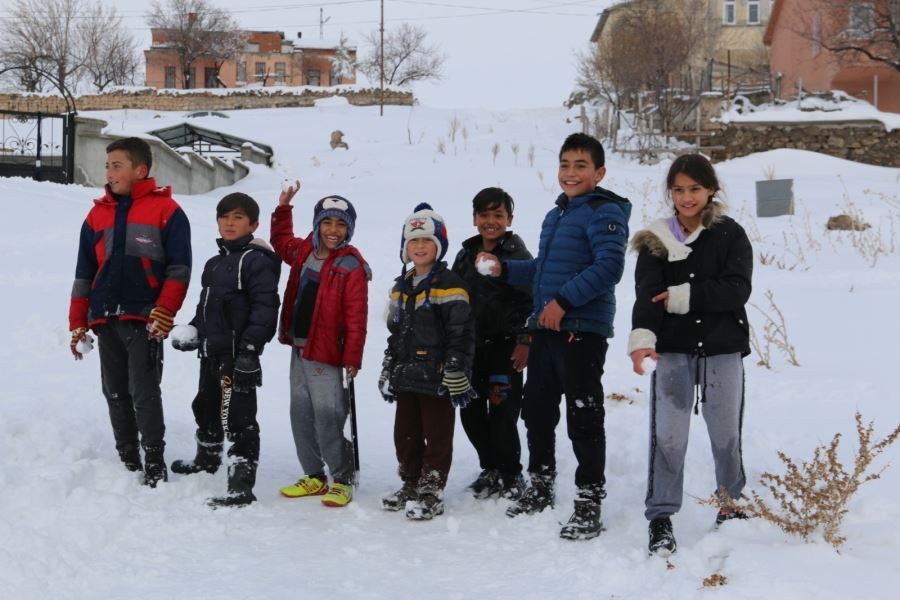 AKSARAY GÜZELYURTTA NİSAN AYINDA KARTOPU !