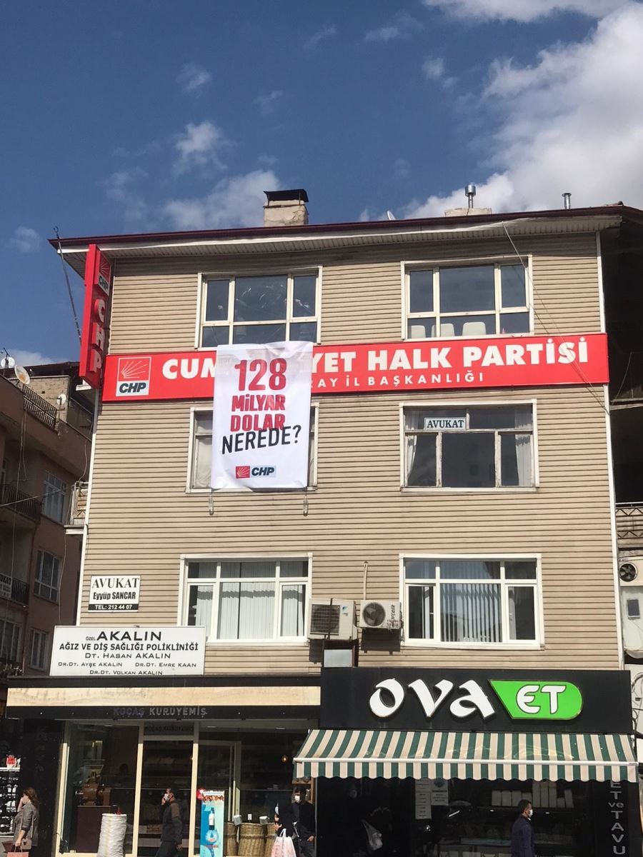 AKSARAYDA 128 MİLYAR DOLAR  NEREDE PANKARTI İNDİRİLDİ.