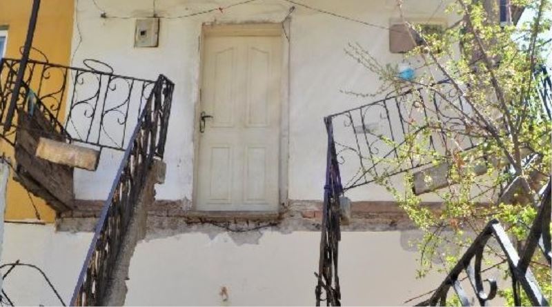 AKSARAYDA EVİN BALKONU ÇÖKTÜ !