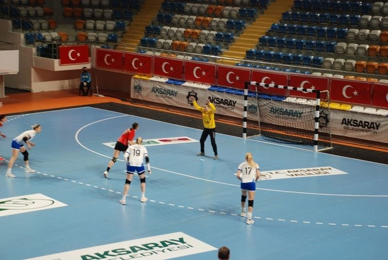 AKSARAYDAKİ  MİLLİ HENTBOL MAÇINDA TÜRKİYE  RUSYAYA MAĞLUP OLDU.