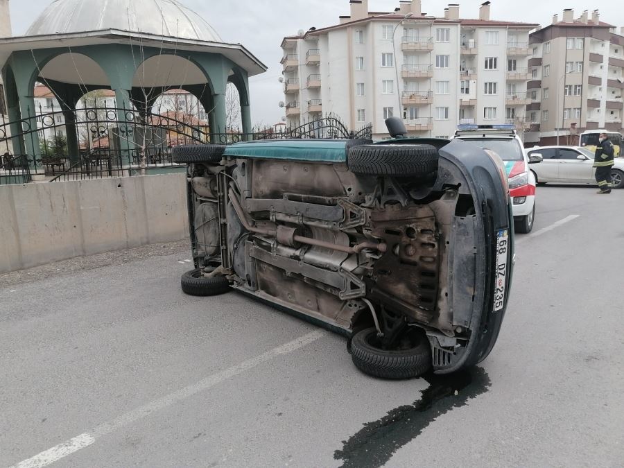 AKSARAY NAKKAŞ MAHALLESİNDE 2 ARAÇ ÇARPIŞTI. 2 KİŞİ YARALANDI.