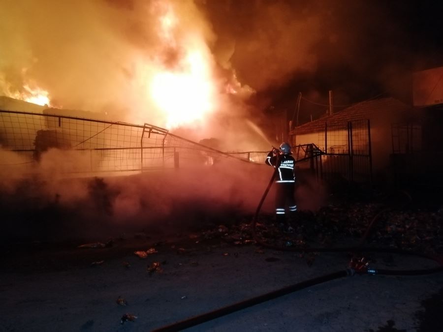 AKSARAY YENİ SANAYİ MAHALLESİNDE GERİ DÖNÜŞÜM TESİSİNDE YANGIN.