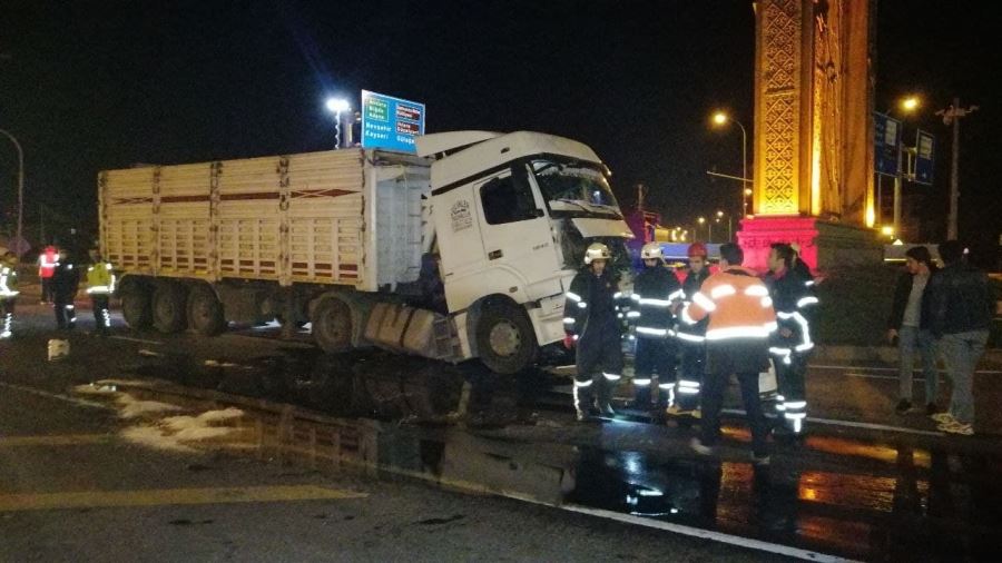 AKSARAY ÇİFTLİK MAHALLESİNDE 2 TIR ÇARPIŞTI: 1 YARALI