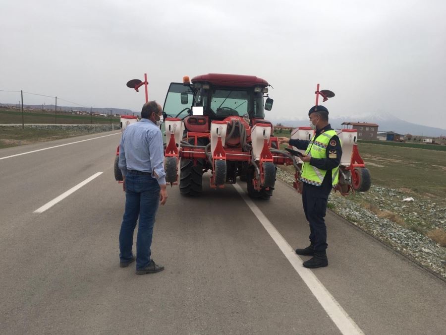 AKSARAYDA REFLEKTÖR, FLAŞÖRLÜ LAMBANIN ÖNEMİ KONUSUNDA TRAKTÖR SÜRÜCÜLERİNE BİLGİLENDİRİLDİ