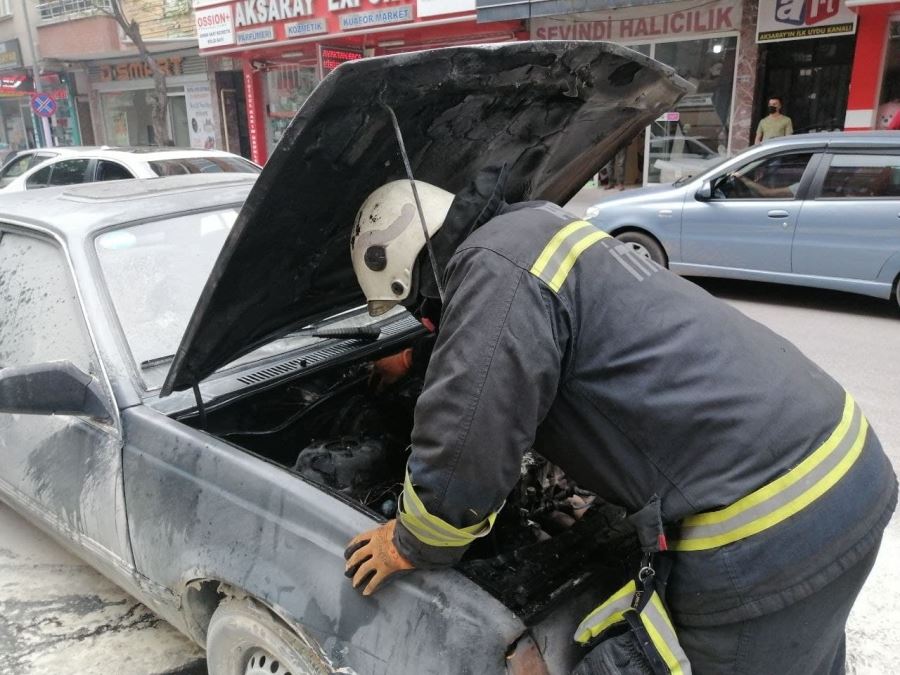 AKSARAYDA B.BÖLCEK CADDESİNDE SEYİR HALİNDEKİ OTOMOBİL ALEV ALDI