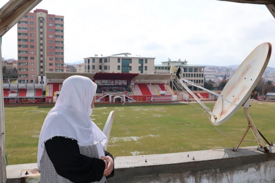 YAŞLI FANATİK TARAFTAR İLGİ ÇEKTİ.