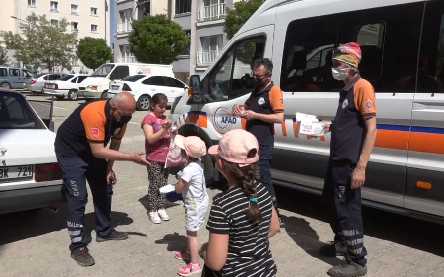 AKSARAYDA ÇOCUKLARA   MASKELERİ TAKILIP ŞEKERLERİ VERİLDİ.