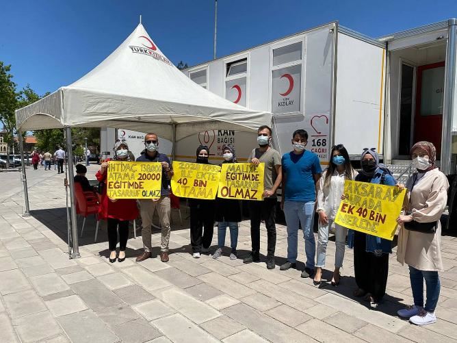 AKSARAYLI ATANAMAYAN ÖĞRETMENLER ÖNCE KAN BAĞIŞINDA BULUNDULAR  SONRA EYLEM YAPTILAR.