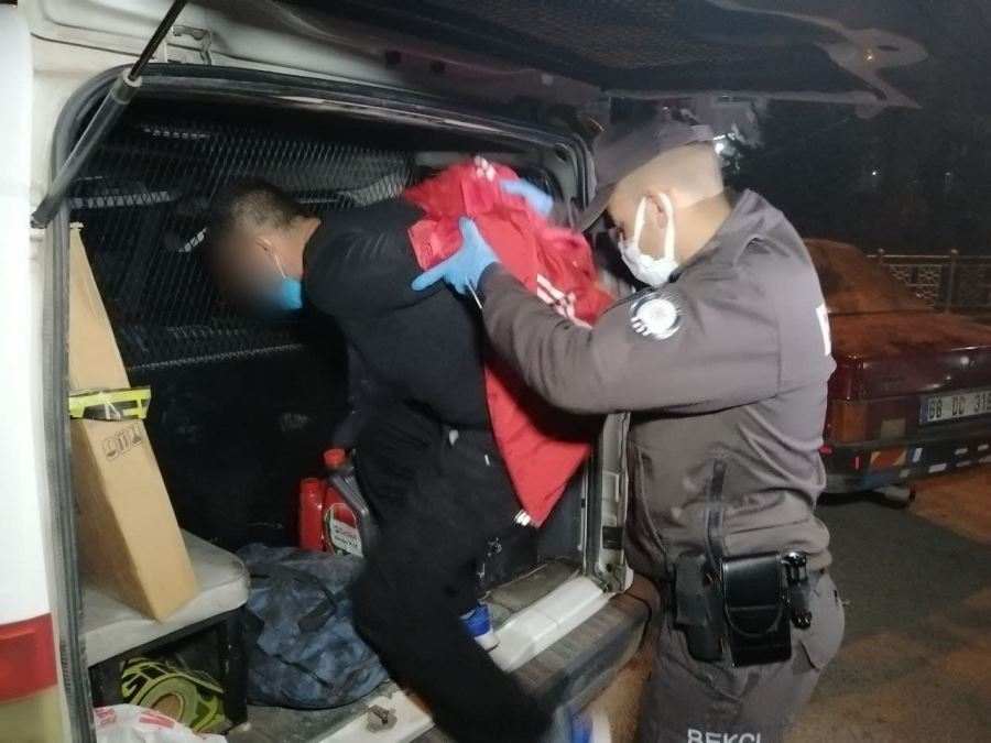 AKSARAY DERE MAHALLESİNDE  BEKÇİLERDEN KAÇAN 2 GENCİN ÜZERİNDEN UYUŞTURUCU ÇIKTI