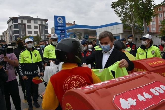 AKSARAYDA TRAFİKTE YOL GÜVENLİĞİNE DİKKAT ÇEKMEK İÇİN SARI YELEK DAĞITILDI