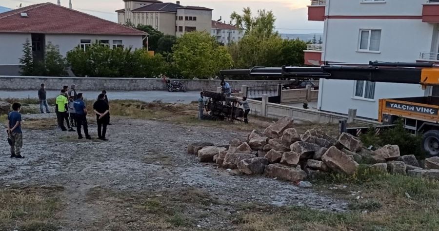 AKSARAY GÜZELYURTTA KADIN SÜRÜCÜNÜN KULLANDIĞI TRAKTÖR ŞARAMPOLE DEVRİLDİ: 1 YARALI