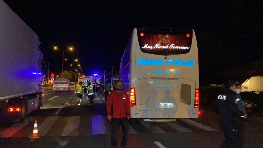 AKSARAY-NEVŞEHİR KARA YOLUNDA OTOBÜS-KAMYONETLE ÇARPIŞTI. 13 KİŞİ YARALANDI.!