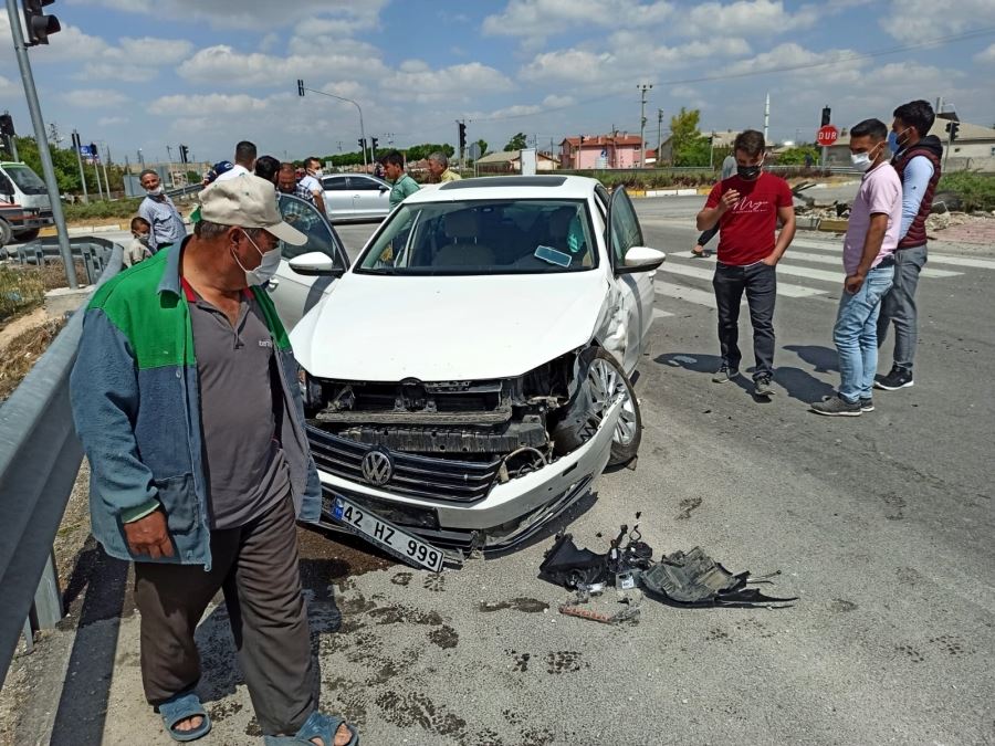 AKSARAY-KONYA KARAYOLUNDA 2 OTOMOBİL ÇARPIŞTI 3 YARALI