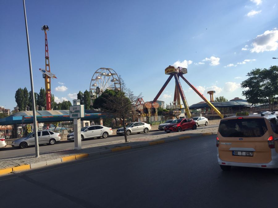 AKSARAYDA HATALI PARKLAR SÜRÜCÜLERİ KIZDIRDI.!