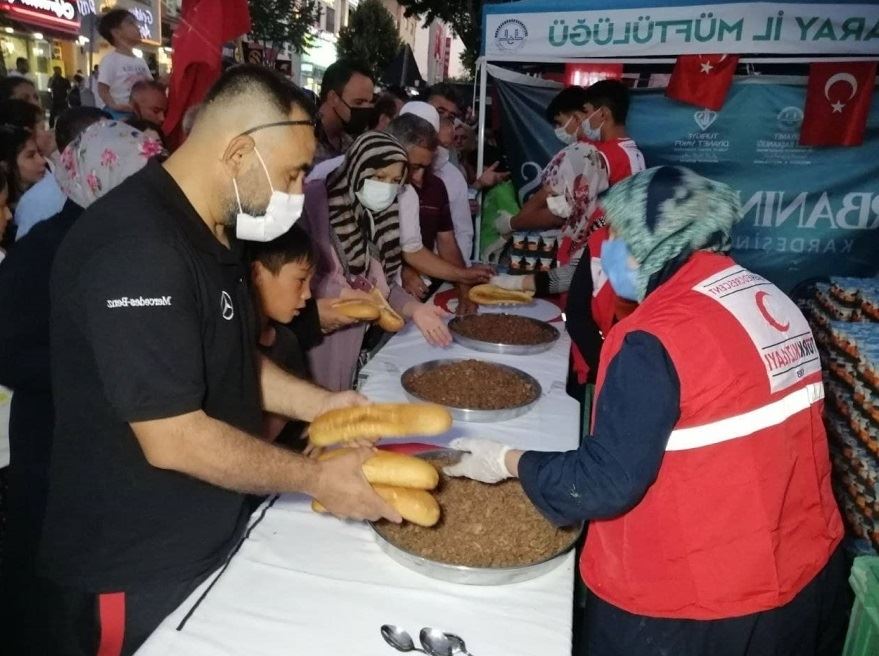 AKSARAY KIZILAY TEMSİLCİLİĞİNDEN ŞEHİTLER İÇİN EKMEK ARASI İKRAM.!