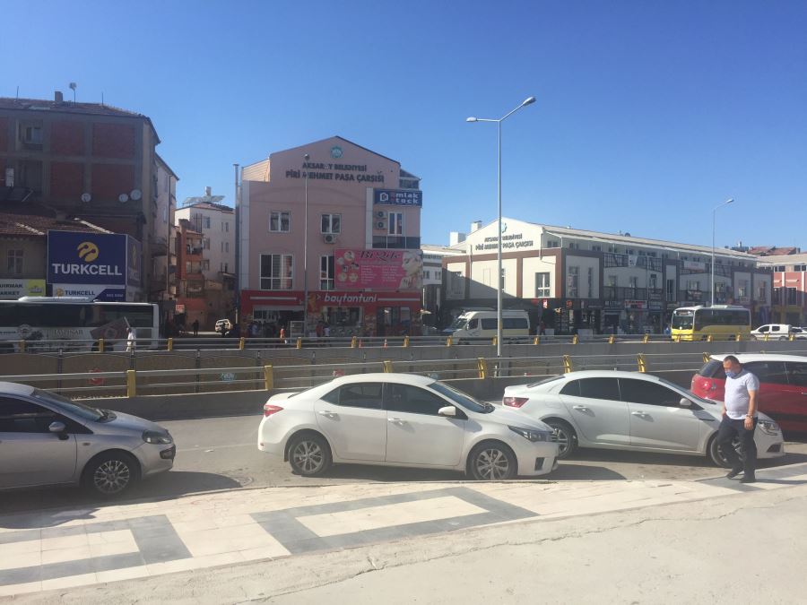 AKSARAY ANA CADDELERDE  UZUN SÜRE PARK EDEN ARAÇLAR TEHLİKEYE YOL AÇIYOR.!