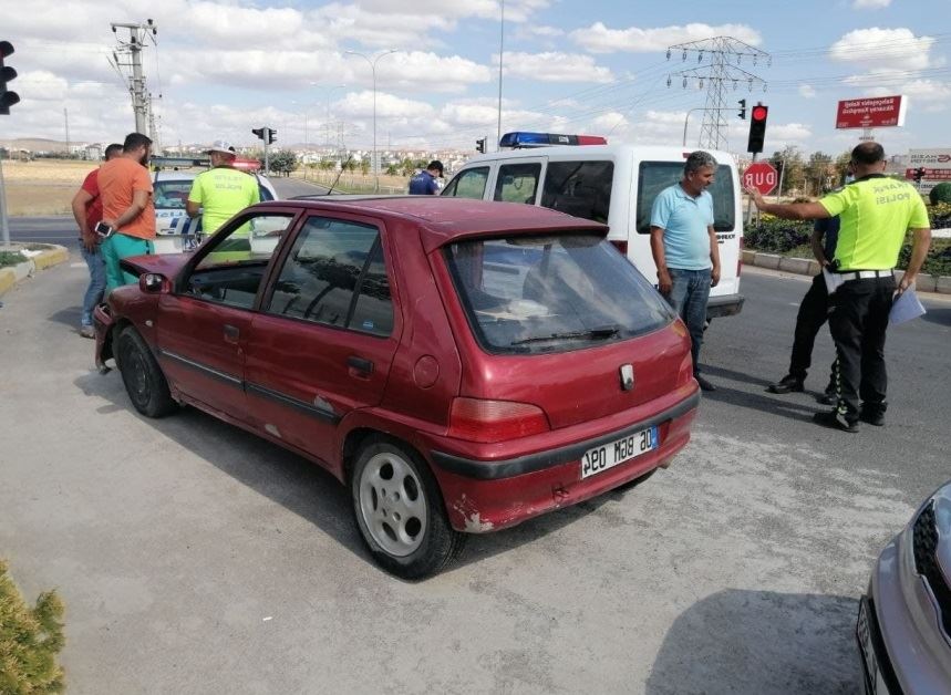 AKSARAY-ANKARA KARAYOLUNDA TIR İLE OTOMOBİL ÇARPIŞTI.4 KİŞİ YARALANDI.!