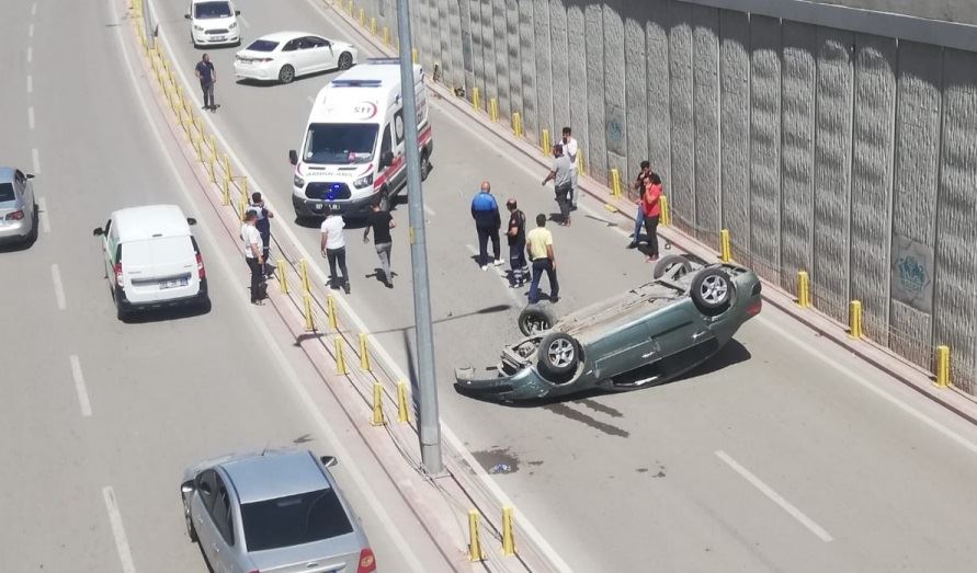 ALT GEÇİTTE ARABA TAKLA ATTI. 1 KİŞİ  HAFİF YARALANDI.!