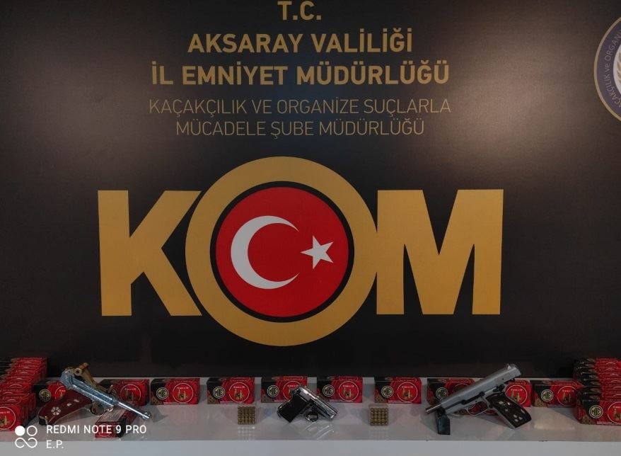 AKSARAYDA  BİR ŞAHSIN EVİNDE  RUHSATSIZ 3 ADET TABANCA ELE GEÇİRİLDİ.!