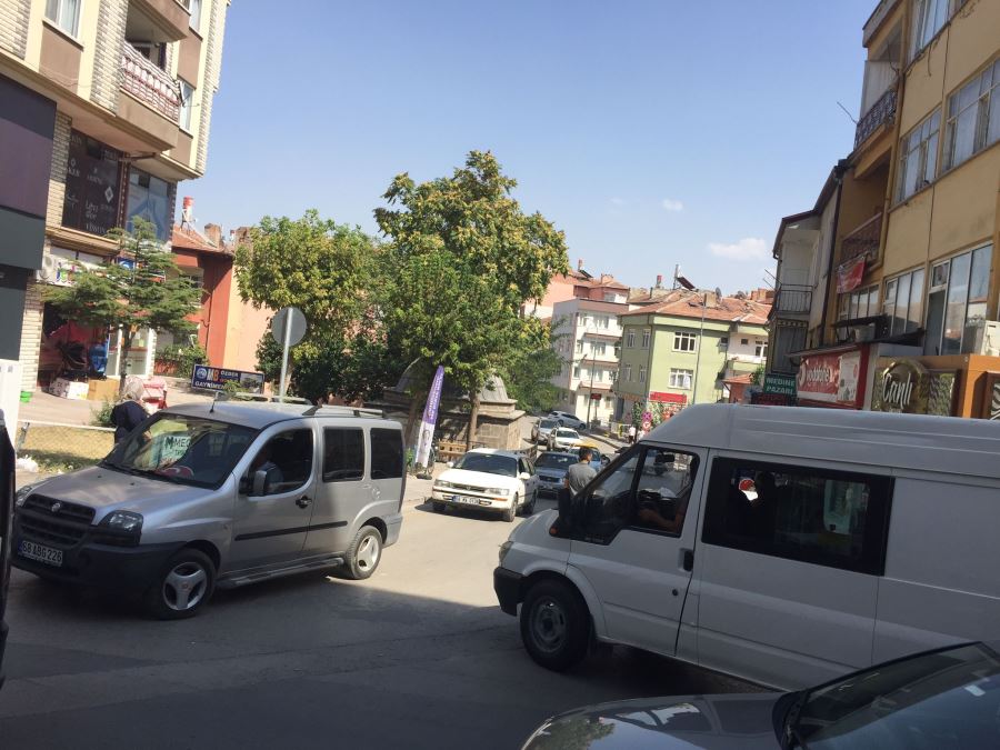 ALİ BABA TEKKESİNİN BULUNDUĞU CADDELERDE TRAFİK PROBLEM.!