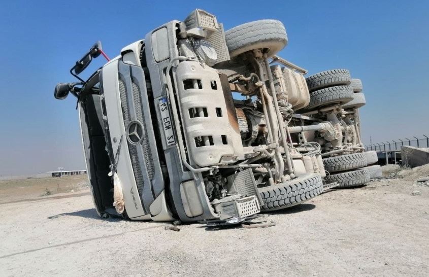 AKSARAY-KONYA YOLUNDA BETON MİKSERİ DEVRİLDİ. 1 KİŞİ YARALANDI.!