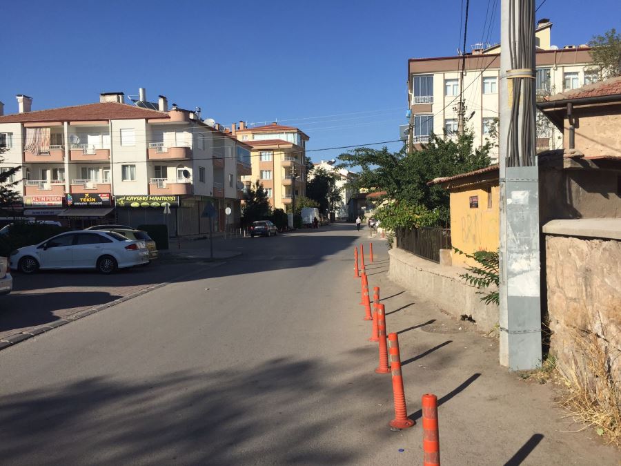 SOKAKLARDAKİ  DUBALAR YOLLARI DARALTIYORMU!!!