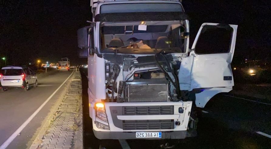 AKSARAY-ANKARA KARAYOLUNDA  TIR TRAKTÖRLE ÇARPIŞTI.! MADDİ HASAR OLDU.!